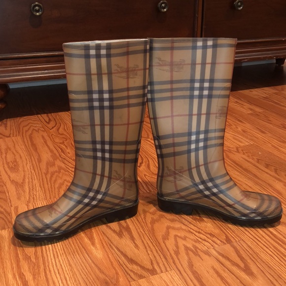 Burberry rain boots! - Picture 2 of 6
